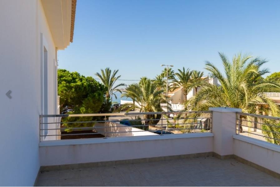 EXCLUSIVE DETACHED VILLA IN CABO ROIG WITH EXTENSIVE FACILITIES AND PRIVATE POOL