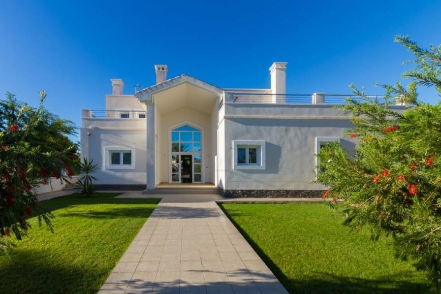 EXCLUSIVE DETACHED VILLA IN CABO ROIG WITH EXTENSIVE FACILITIES AND PRIVATE POOL