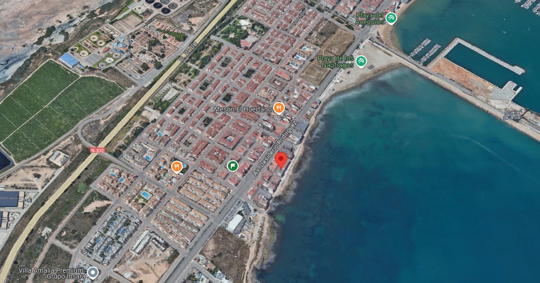 LJUS LÄGENHET VID STRANDEN MED HAVSUTSIKT I TORREVIEJA