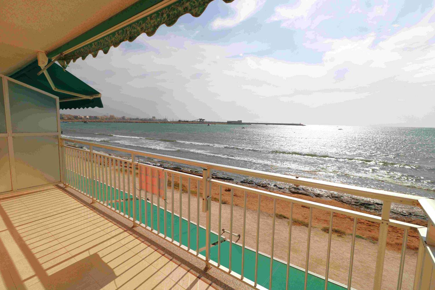 BRIGHT BEACHFRONT APARTMENT WITH SEA VIEWS IN TORREVIEJA