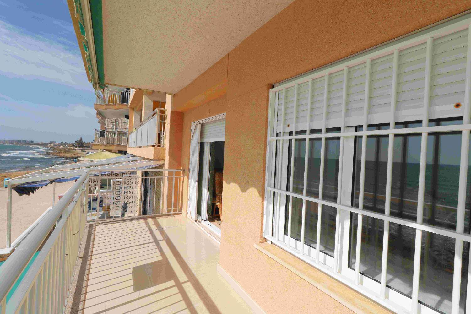 HELLE WOHNUNG AM STRAND MIT MEERBLICK IN TORREVIEJA