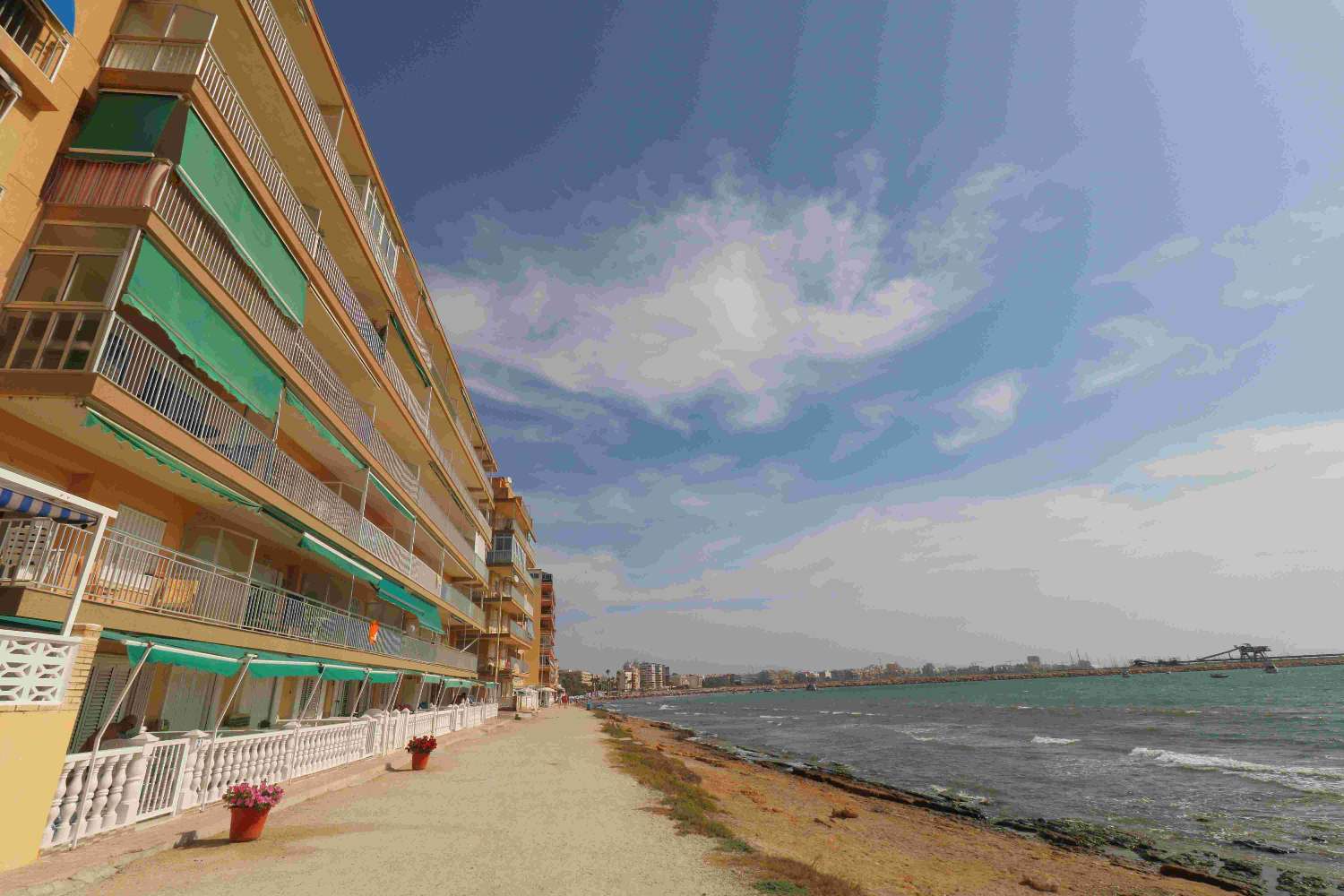 LICHT APPARTEMENT AAN HET STRAND MET UITZICHT OP ZEE IN TORREVIEJA