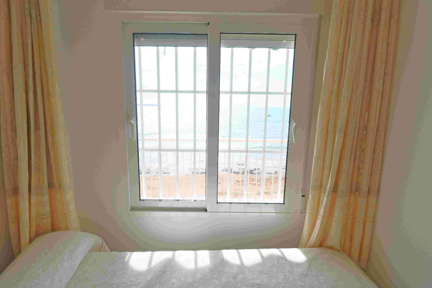 APPARTEMENT LUMINEUX EN BORD DE MER AVEC VUE SUR LA MER À TORREVIEJA