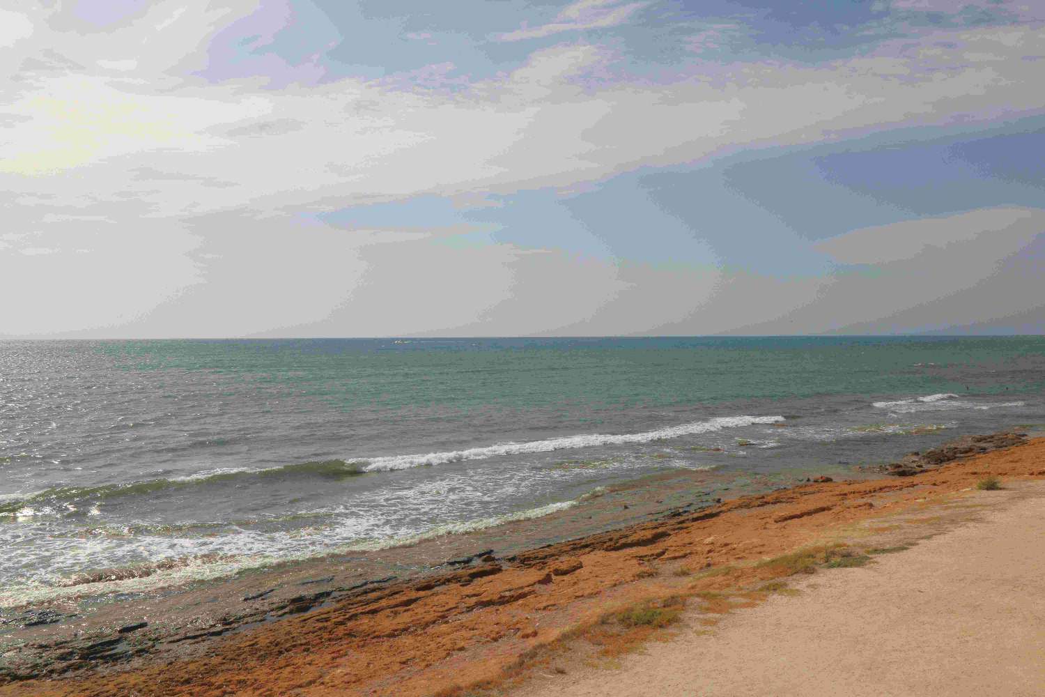 LICHT APPARTEMENT AAN HET STRAND MET UITZICHT OP ZEE IN TORREVIEJA