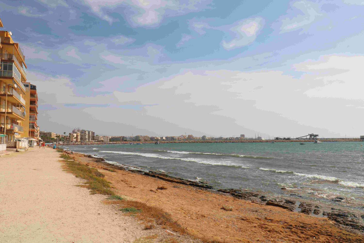 APARTAMENTO LUMINOSO EN PRIMERA LÍNEA DE PLAYA CON VISTAS AL MAR EN TORREVIEJA