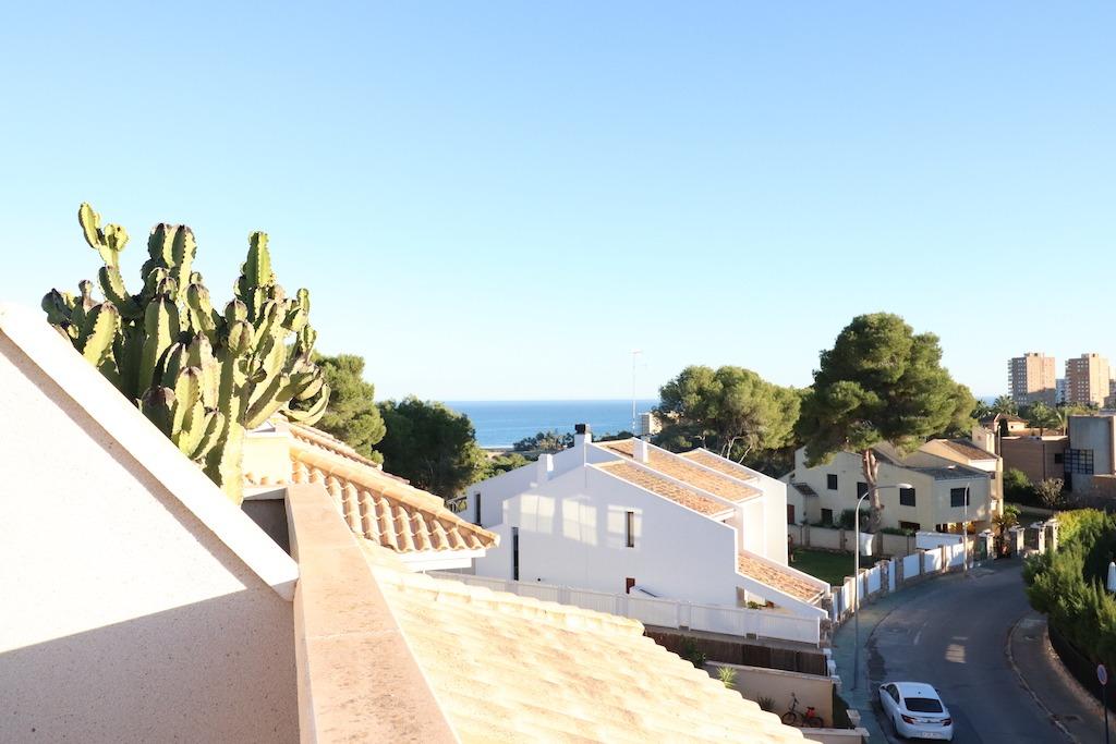 ESCLUSIVO ATTICO A CAMPOAMOR CON VISTA SUL MARE, SOLARIUM E PISCINA CONDOMINIALE