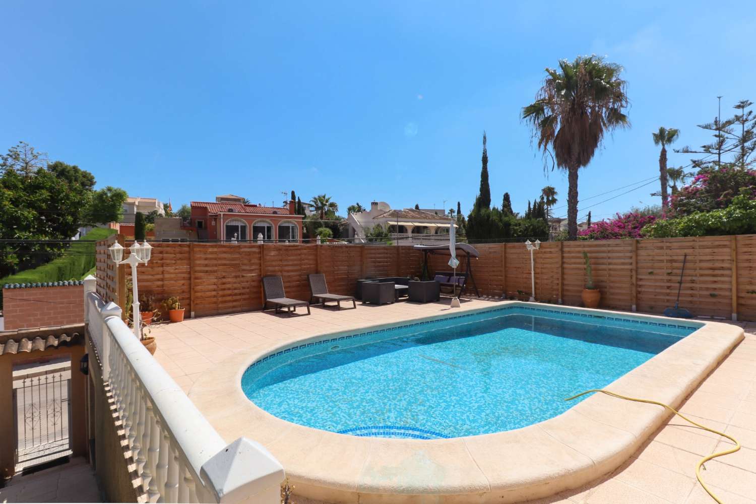 MAGNIFIQUE VILLA INDIVIDUELLE SUR BALCONS AVEC PISCINE PRIVÉE ET PANNEAUX SOLAIRES