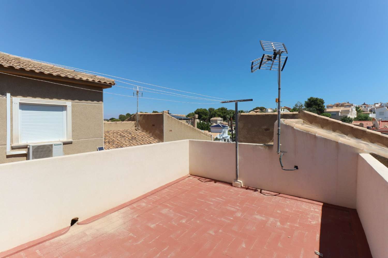 MAGNIFIQUE VILLA INDIVIDUELLE SUR BALCONS AVEC PISCINE PRIVÉE ET PANNEAUX SOLAIRES