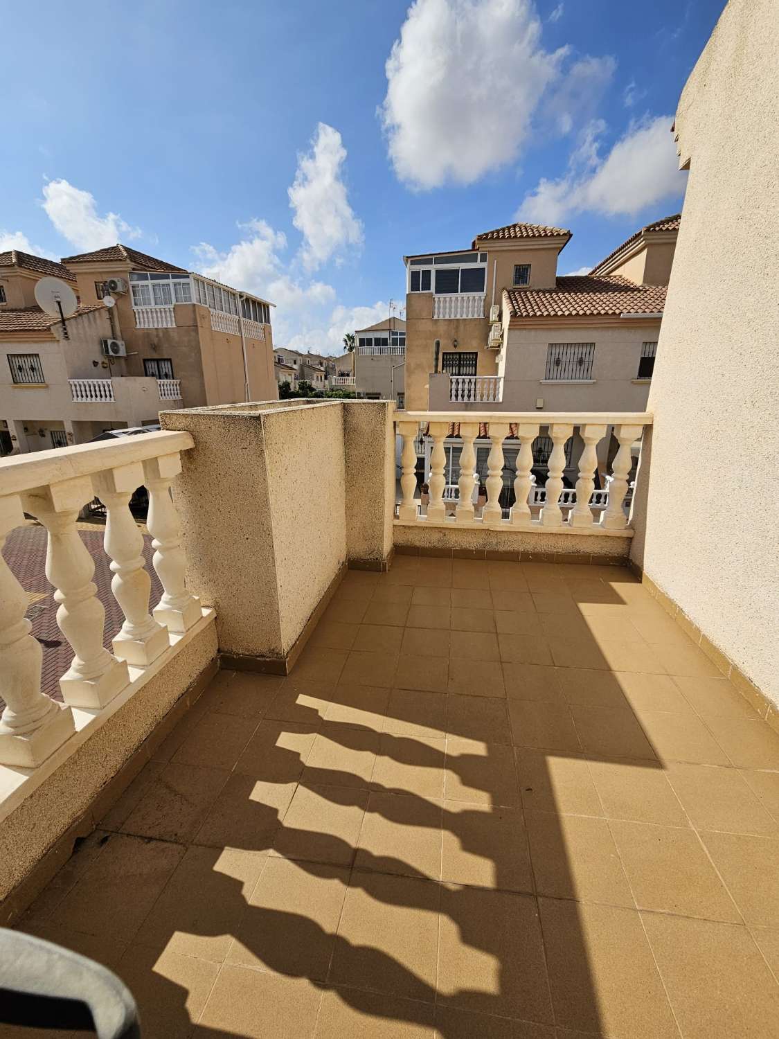 PROPRIÉTÉ ORIENTÉE PLEIN SUD AVEC JARDIN, SOLARIUM ET PISCINE COMMUNE