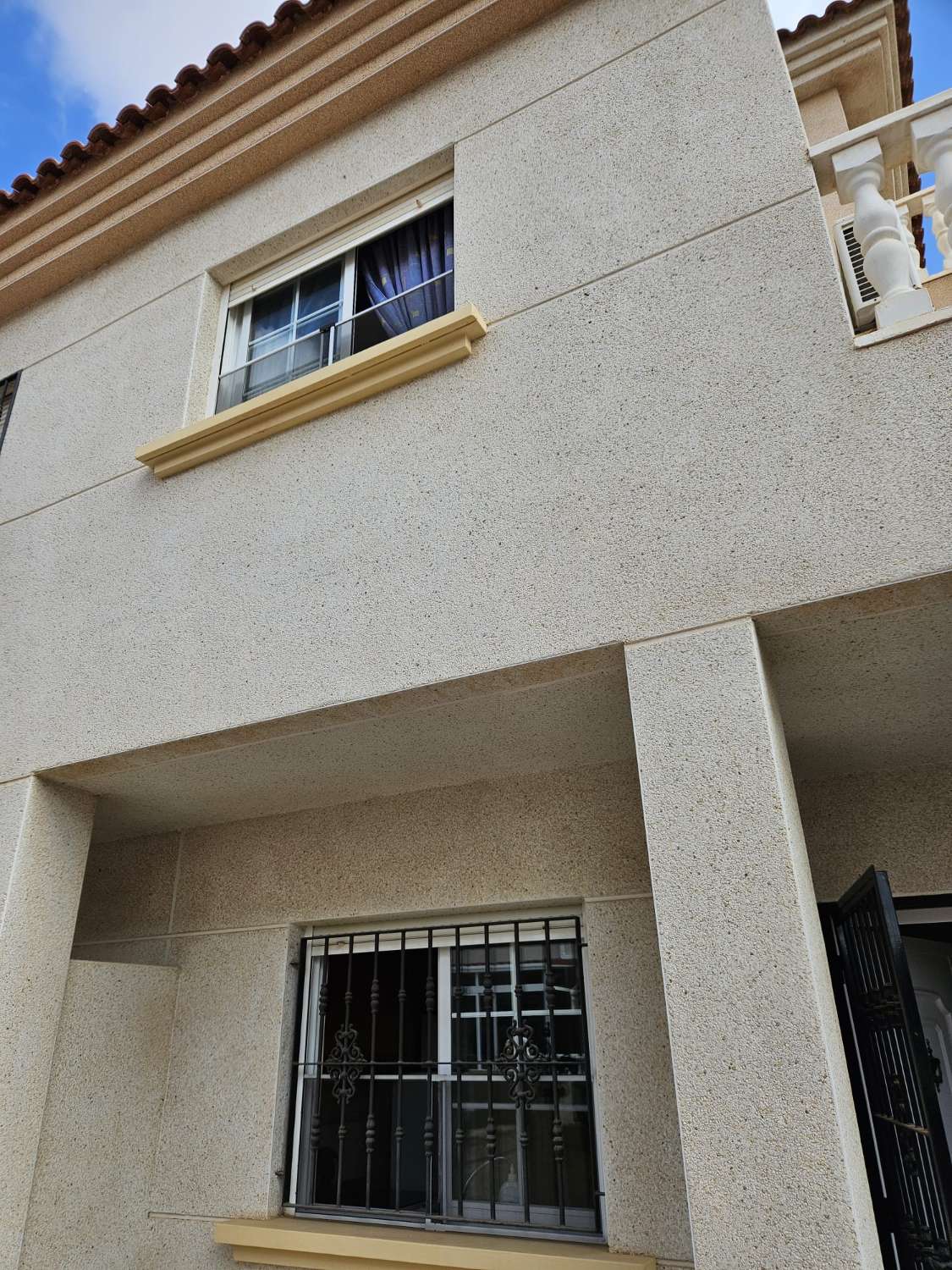 SOUTH-FACING PROPERTY WITH GARDEN, SOLARIUM AND COMMUNAL POOL