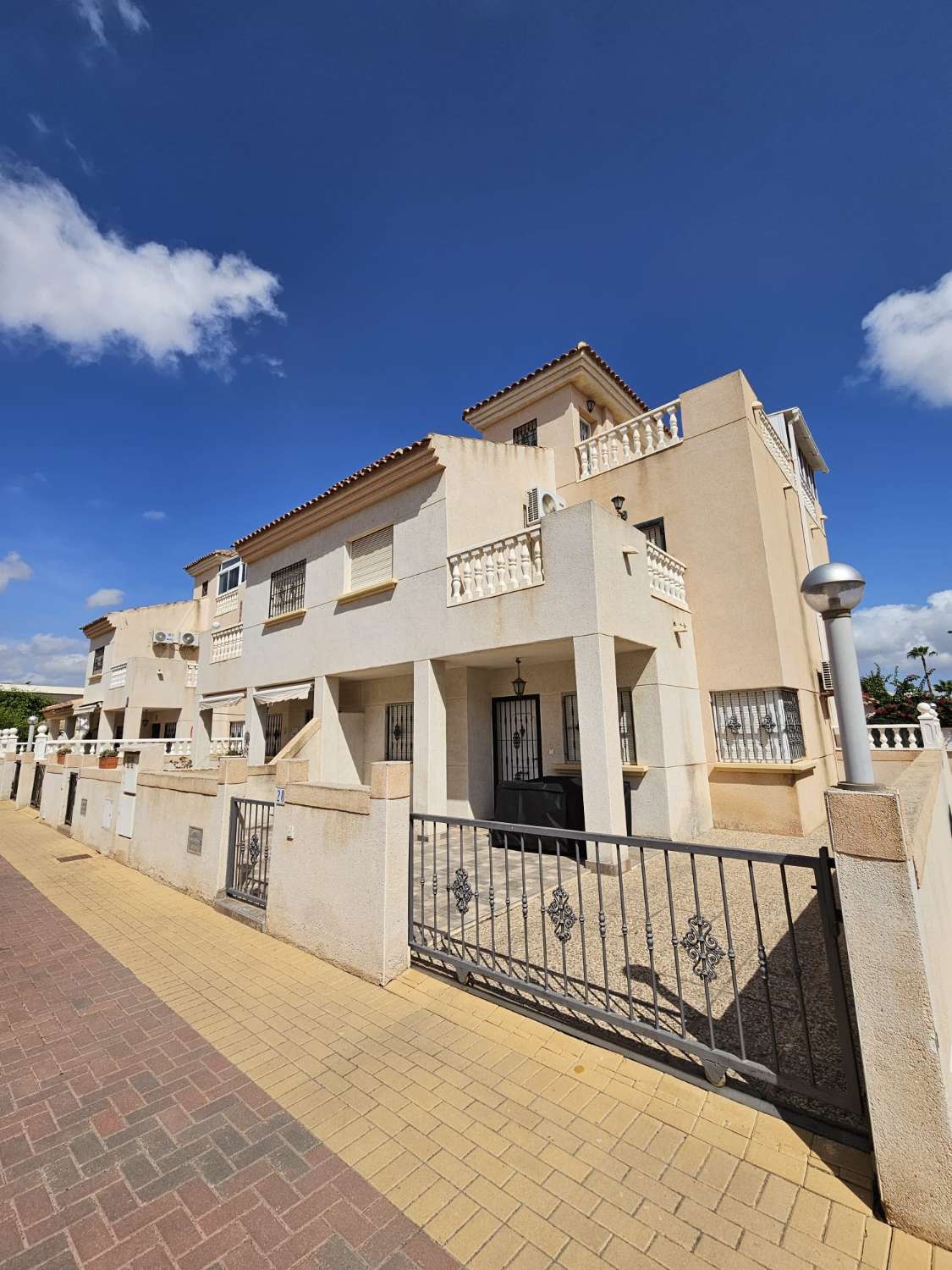 SOUTH-FACING PROPERTY WITH GARDEN, SOLARIUM AND COMMUNAL POOL