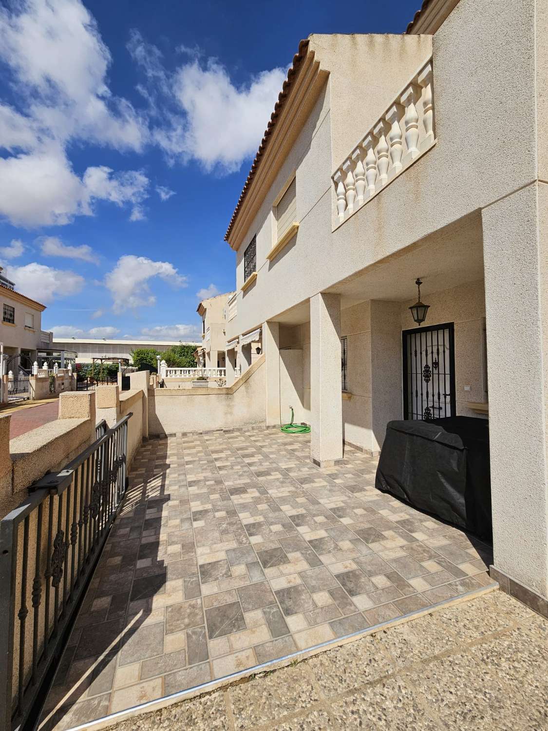 SOUTH-FACING PROPERTY WITH GARDEN, SOLARIUM AND COMMUNAL POOL