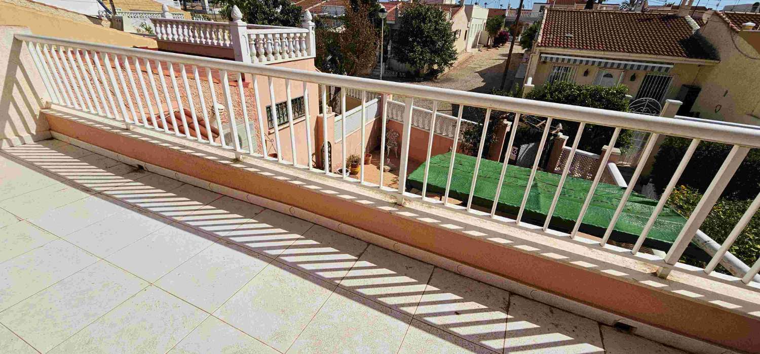 BUNGALOW DÚPLEX CON GARAJE EN TORRETA 1, COMPLETAMENTE AMUEBLADO Y CON AMPLIAS TERRAZAS