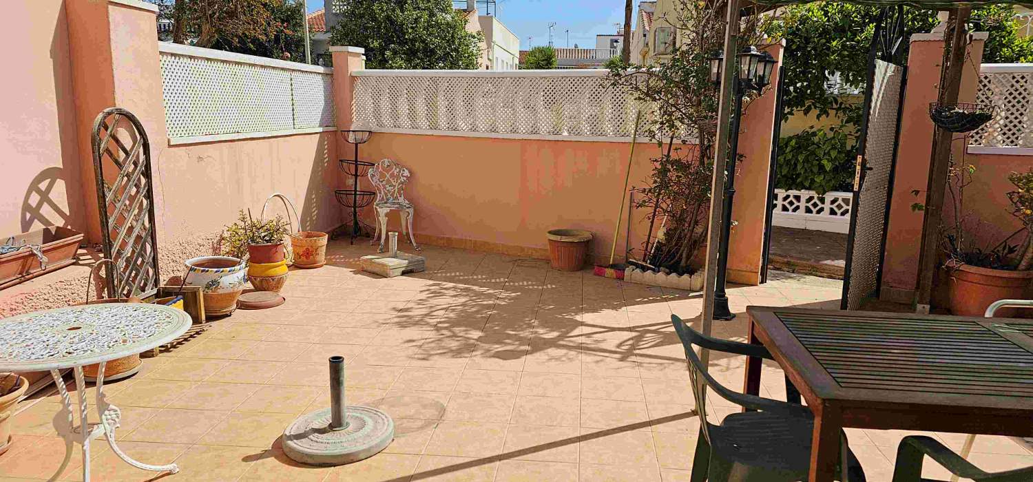 BUNGALOW DÚPLEX CON GARAJE EN TORRETA 1, COMPLETAMENTE AMUEBLADO Y CON AMPLIAS TERRAZAS