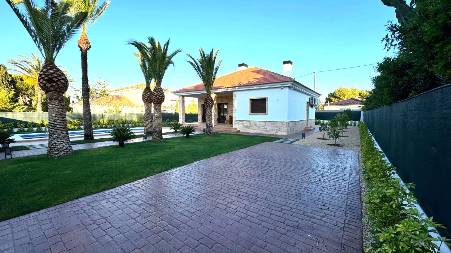 EKSKLUSIV LUKSUS VILLA "FLATHOUSE" I CABO ROIG 250 METER FRA HAVET, MED PRIVAT POOL OG HAVE