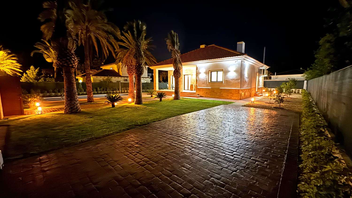 EKSKLUSIV LUKSUS VILLA "FLATHOUSE" I CABO ROIG 250 METER FRA HAVET, MED PRIVAT POOL OG HAVE