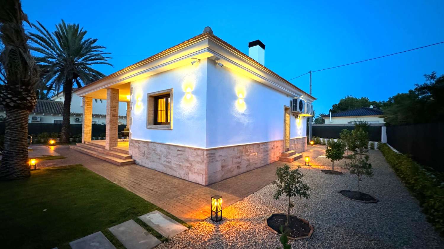 EKSKLUSIV LUKSUS VILLA "FLATHOUSE" I CABO ROIG 250 METER FRA HAVET, MED PRIVAT POOL OG HAVE