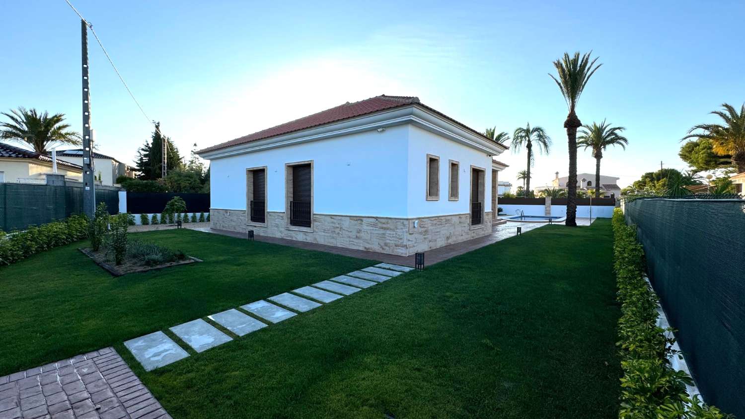 EKSKLUSIV LUKSUS VILLA "FLATHOUSE" I CABO ROIG 250 METER FRA HAVET, MED PRIVAT POOL OG HAVE