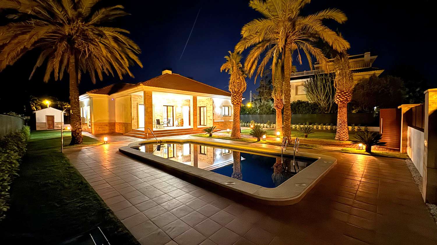 EXKLUSIVE LUXUSVILLA "FLATHOUSE" IN CABO ROIG 250 METER VOM MEER ENTFERNT, MIT PRIVATEM POOL UND GARTEN