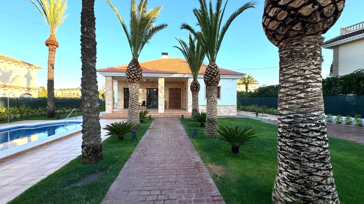 VILLA DE LUXE EXCLUSIVE « FLATHOUSE » À CABO ROIG À 250 MÈTRES DE LA MER, AVEC PISCINE PRIVÉE ET JARDIN