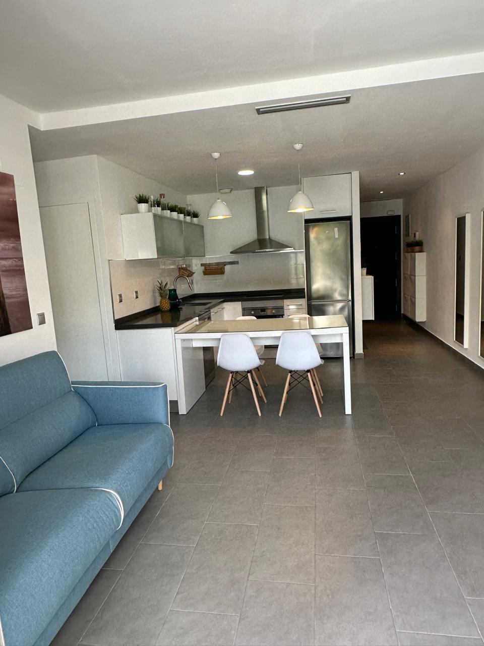 ¡APARTAMENTO MODERNO A 150 METROS DE LA PLAYA CON AMPLIA TERRAZA Y PISCINA COMUNITARIA!