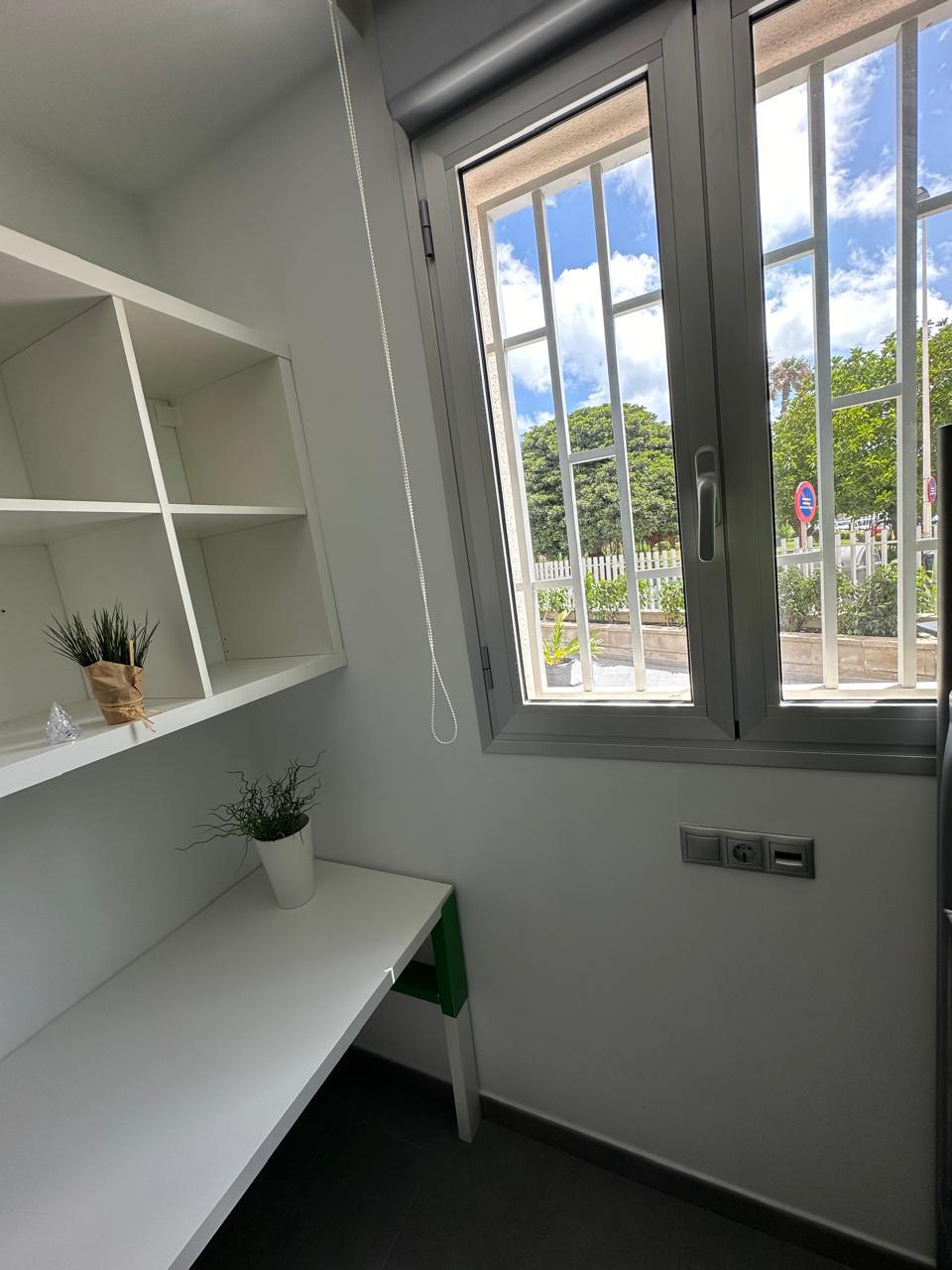 ¡APARTAMENTO MODERNO A 150 METROS DE LA PLAYA CON AMPLIA TERRAZA Y PISCINA COMUNITARIA!