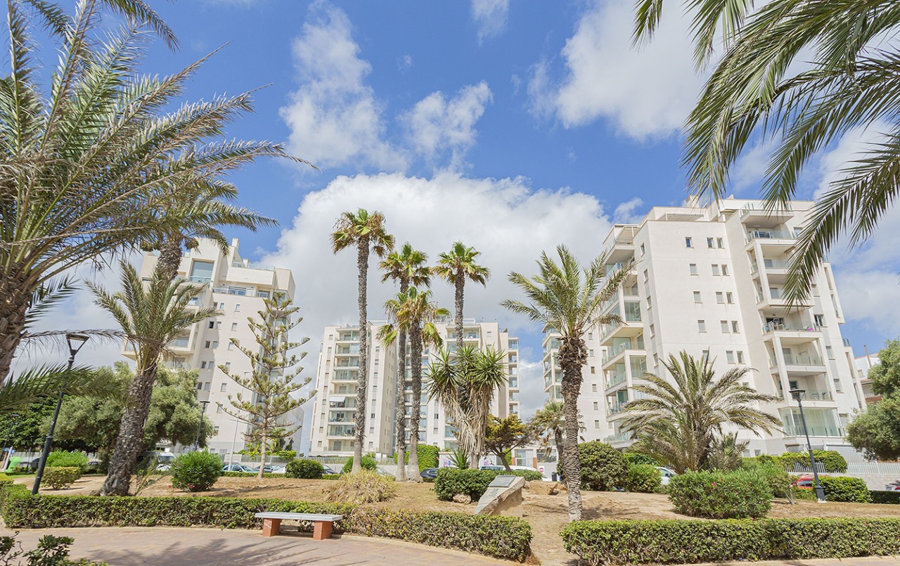 MODERNE WOHNUNG 150 METER VOM STRAND ENTFERNT MIT GROSSER TERRASSE UND GEMEINSCHAFTSPOOL!