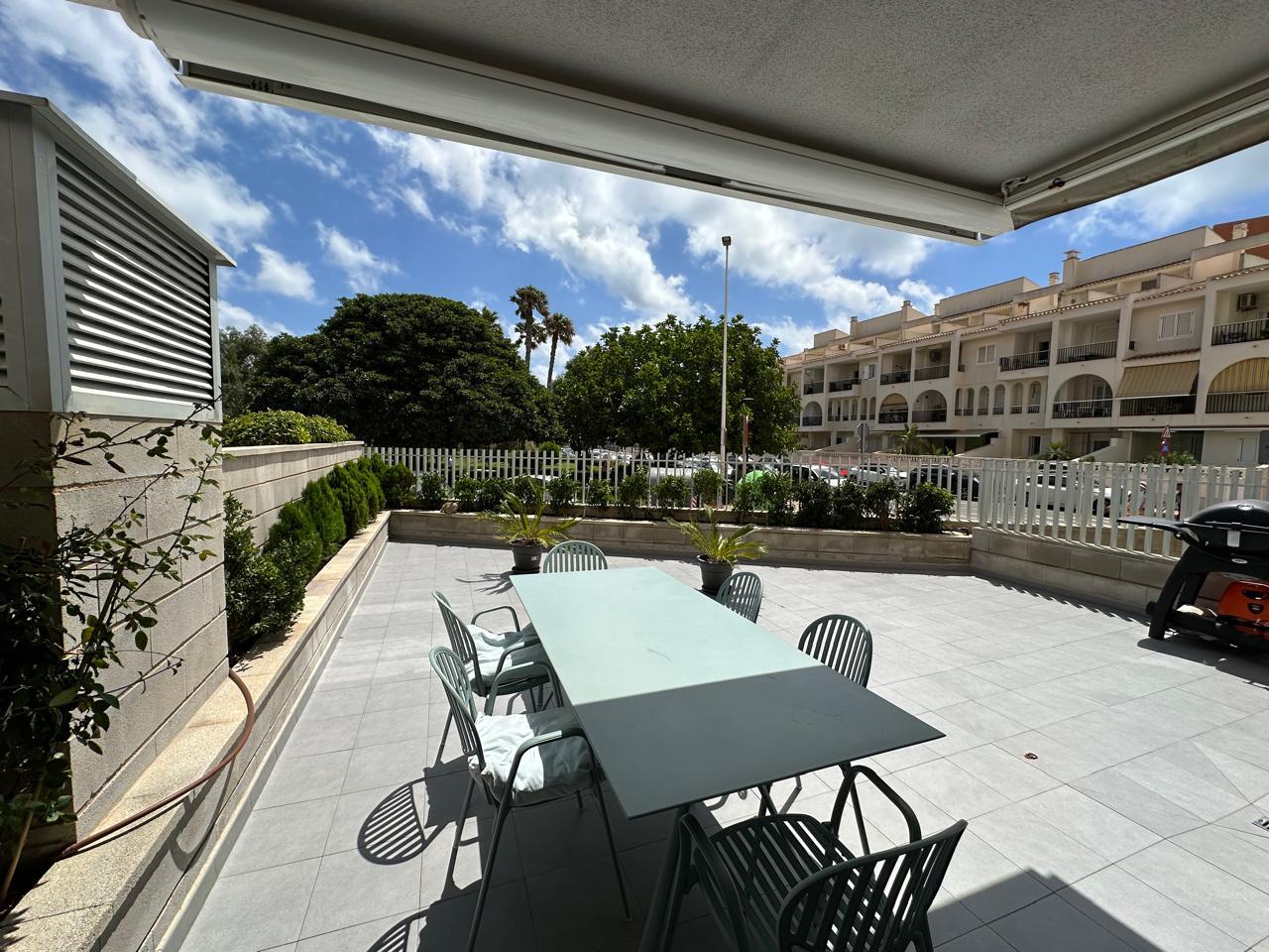 MODERN APARTMENT 150 METERS FROM THE BEACH WITH LARGE TERRACE AND COMMUNAL POOL!