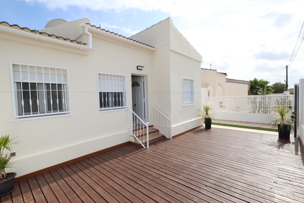 MODERN AND DETACHED VILLA WITH PRIVATE POOL AND LARGE TERRACES IN LA SIESTA