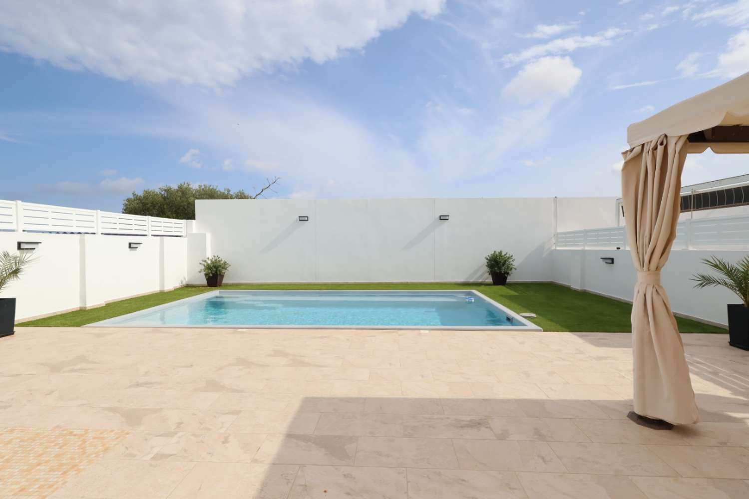 VILLA MODERNE ET INDIVIDUELLE AVEC PISCINE PRIVÉE ET GRANDES TERRASSES À LA SIESTA