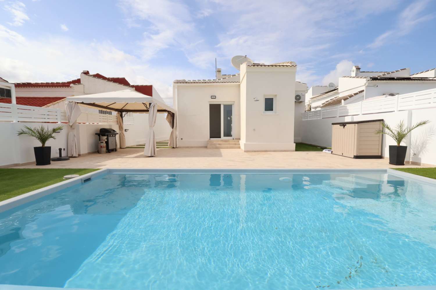 MODERNE UND FREISTEHENDE VILLA MIT PRIVATEM POOL UND GROSSEN TERRASSEN IN LA SIESTA