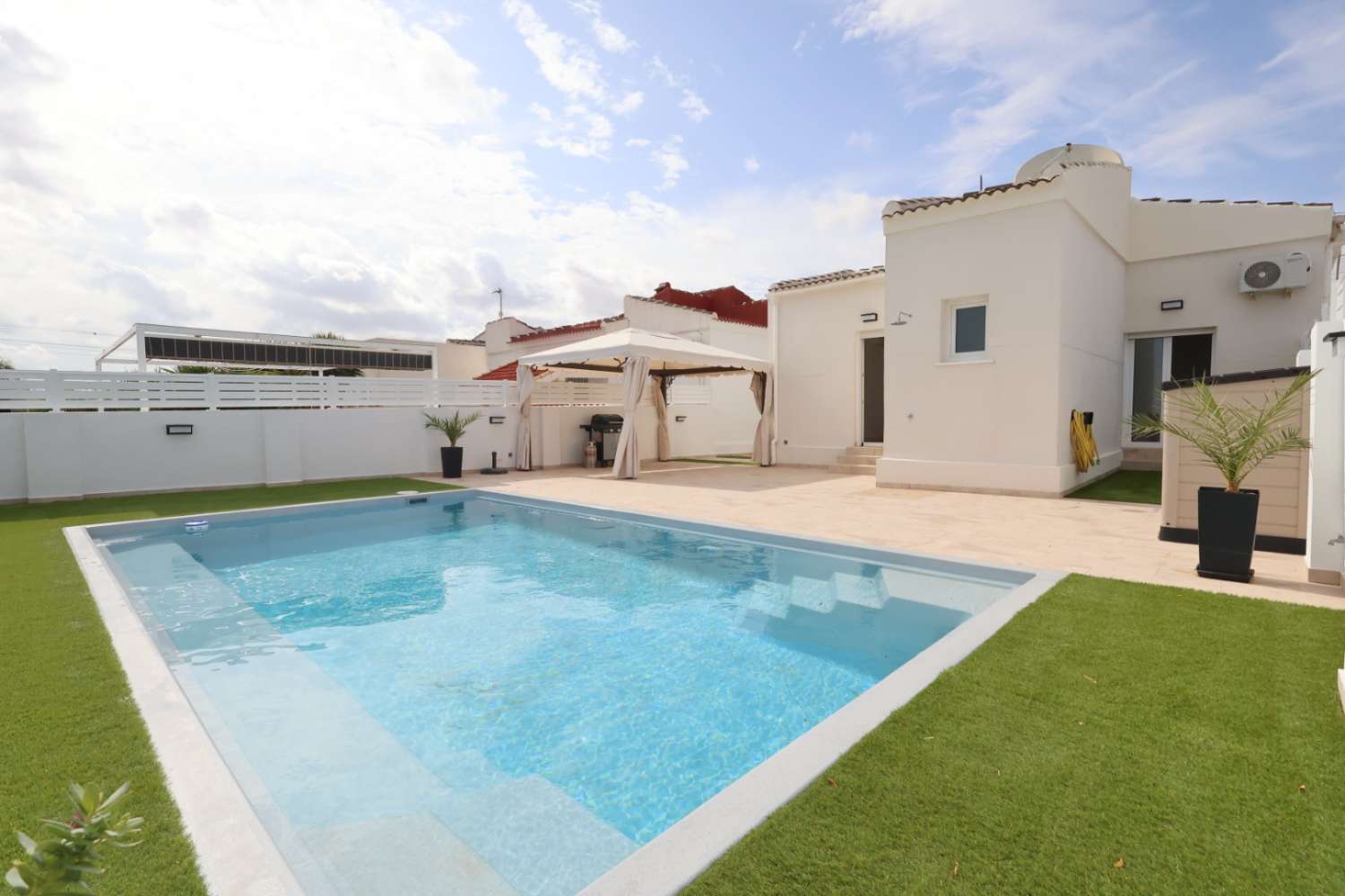 MODERNE UND FREISTEHENDE VILLA MIT PRIVATEM POOL UND GROSSEN TERRASSEN IN LA SIESTA