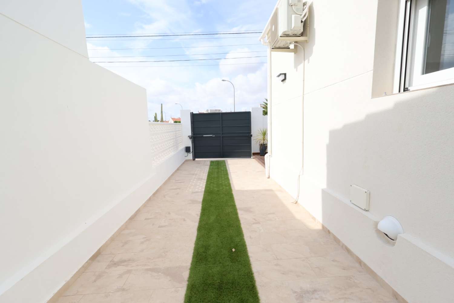 VILLA MODERNE ET INDIVIDUELLE AVEC PISCINE PRIVÉE ET GRANDES TERRASSES À LA SIESTA