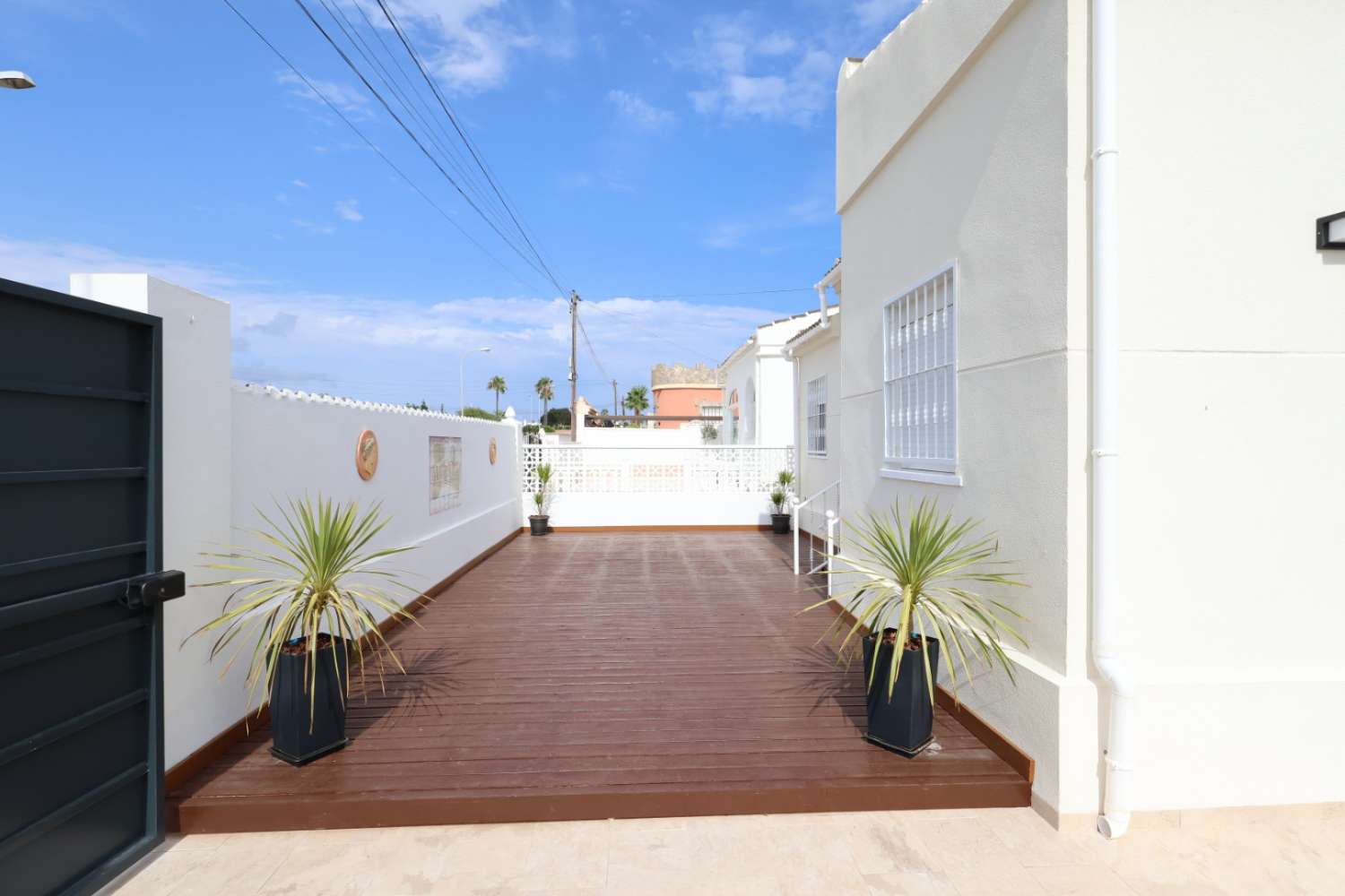 MODERN AND DETACHED VILLA WITH PRIVATE POOL AND LARGE TERRACES IN LA SIESTA