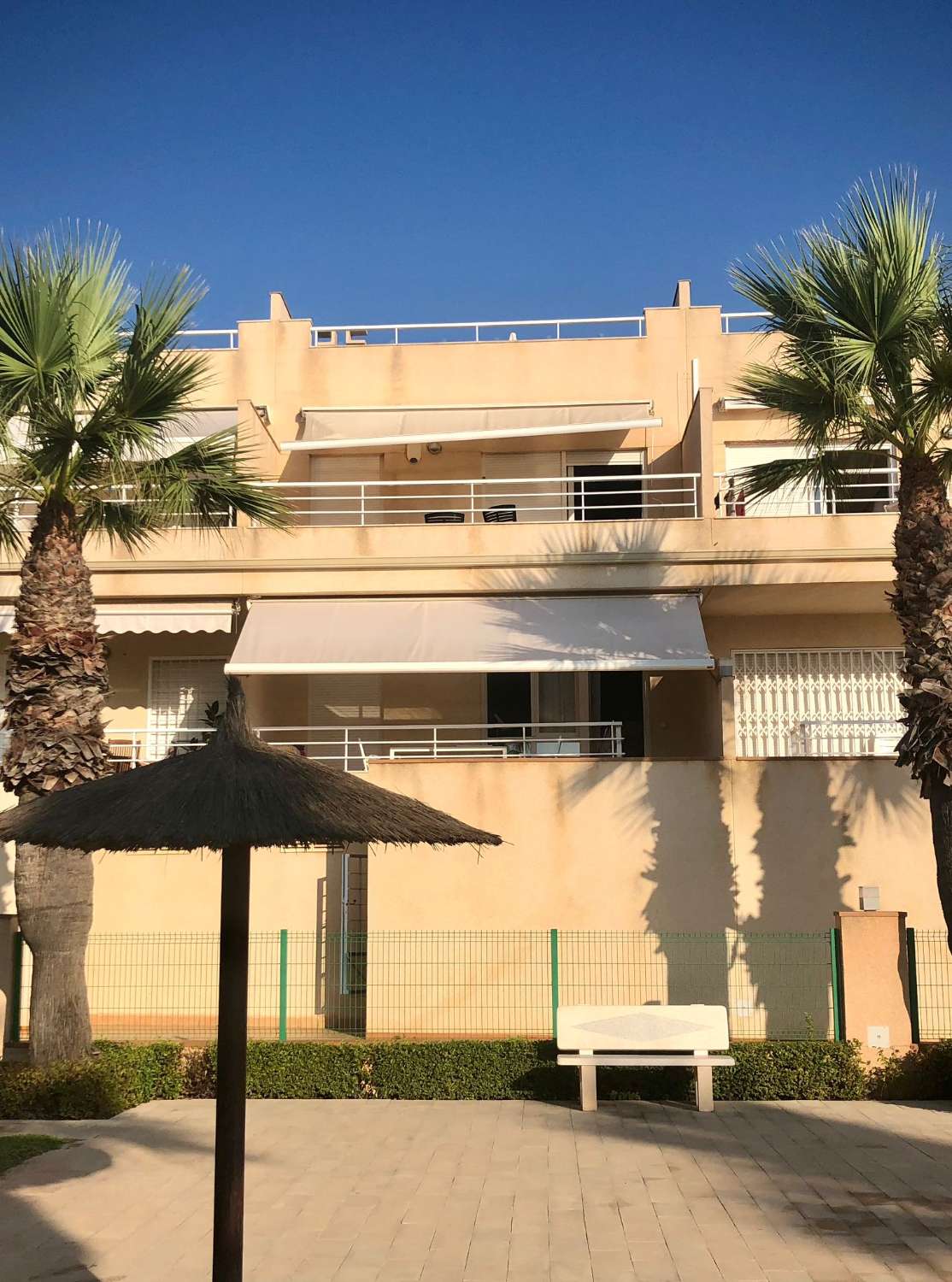 BUNGALOW I FØRSTE ETASJE MED STOR TERRASSE 350 METER FRA STRANDEN I BOLIGOMRÅDET CALAS DE CAMPOAMOR