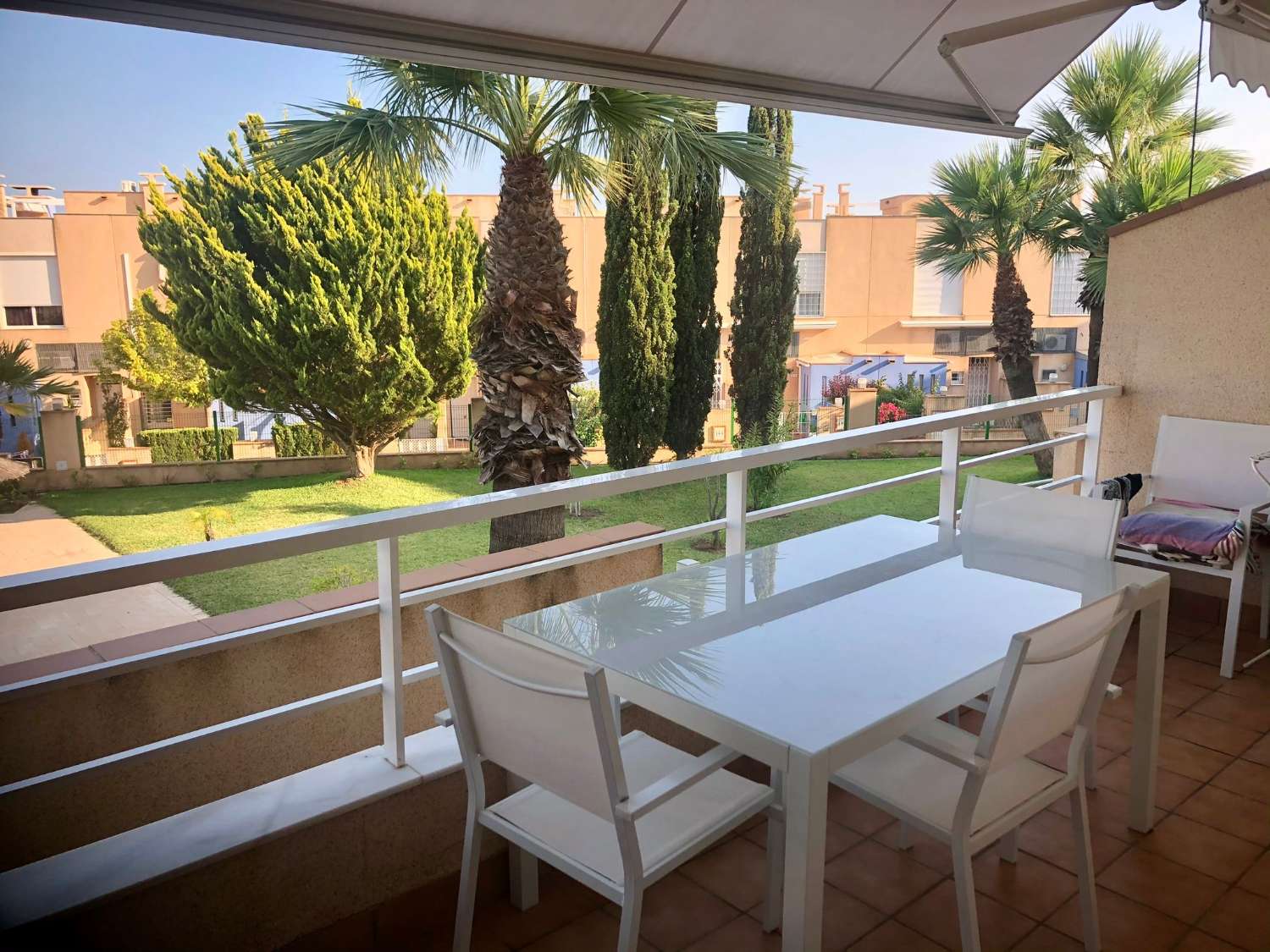 BUNGALOW I FØRSTE ETASJE MED STOR TERRASSE 350 METER FRA STRANDEN I BOLIGOMRÅDET CALAS DE CAMPOAMOR