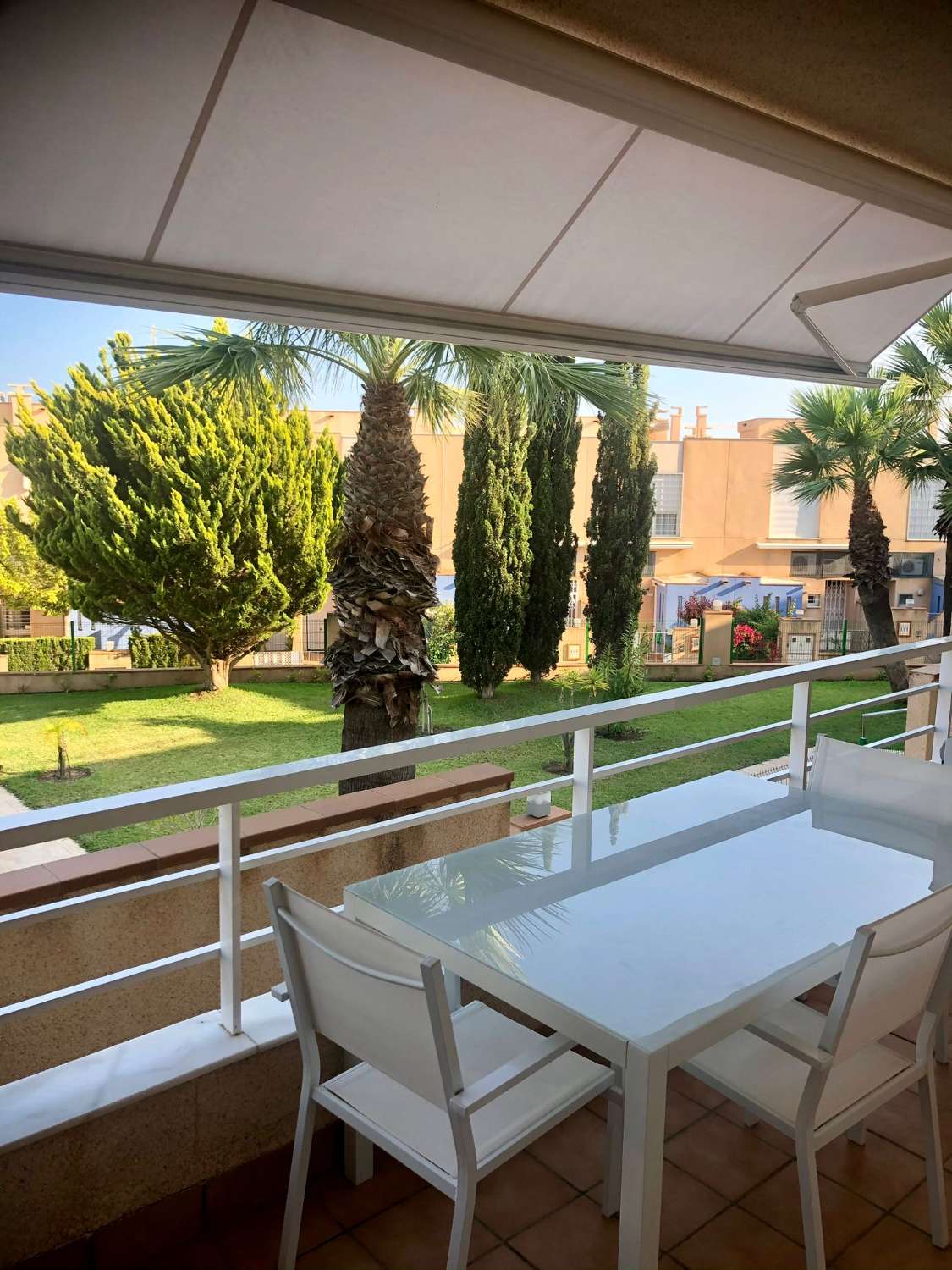 BUNGALOW EN PLANTA BAJA CON AMPLIA TERRAZA A 350 METROS DE LA PLAYA EN RESIDENCIAL CALAS DE CAMPOAMOR