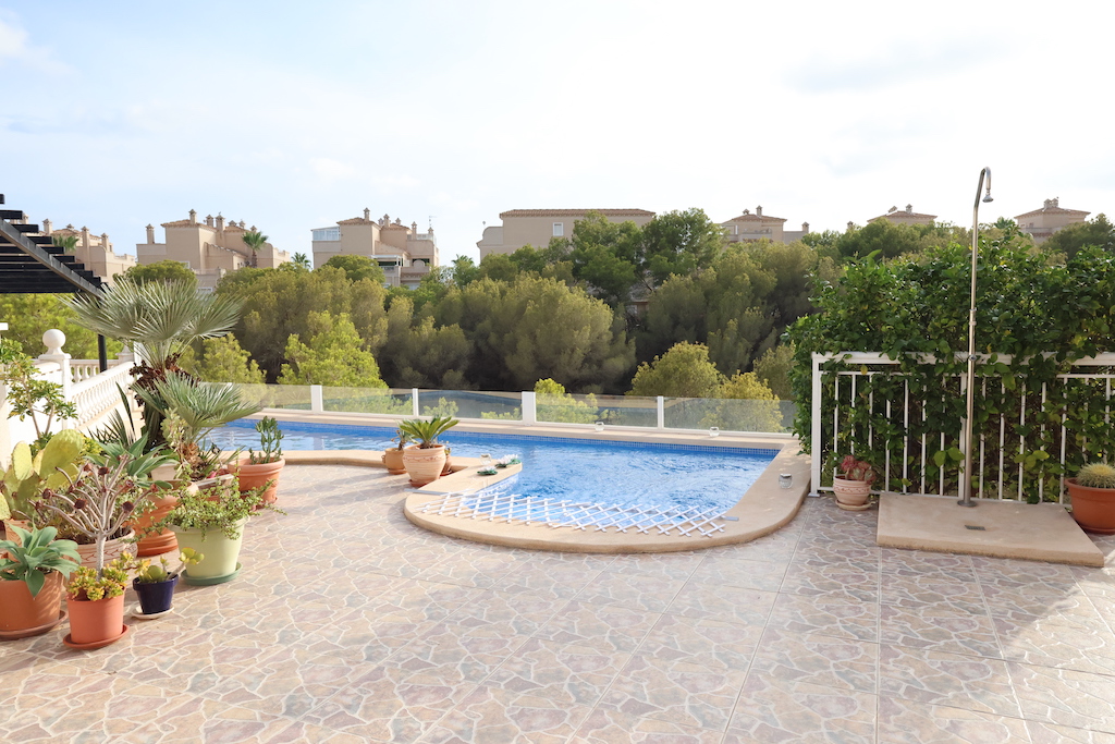 FRITLIGGENDE VILLA I PLAYA FLAMENCA MED HAVUDSIGT, PRIVAT POOL OG JACUZZI