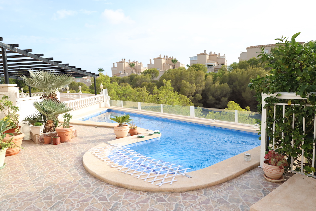 FRITLIGGENDE VILLA I PLAYA FLAMENCA MED HAVUDSIGT, PRIVAT POOL OG JACUZZI