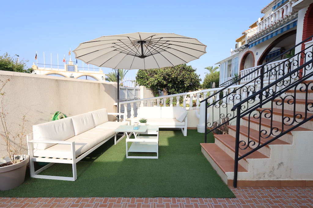 RENOVATED SEMI-DETACHED VILLA WITH INDEPENDENT APARTMENT AND LARGE COMMON AREAS IN RESIDENCIAL TORREALMENDROS, TORREVIEJA