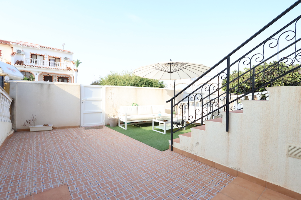 GERENOVEERDE HALFVRIJSTAANDE VILLA MET VRIJSTAAND APPARTEMENT EN GROTE GEMEENSCHAPPELIJKE RUIMTES IN RESIDENCIAL TORREALMENDROS, TORREVIEJA