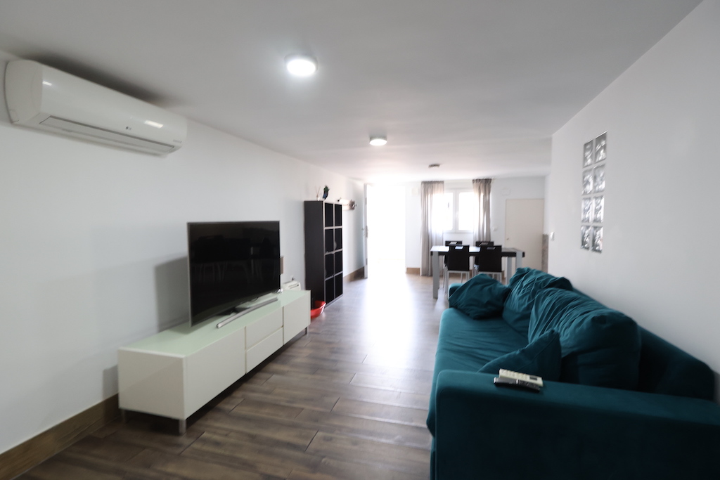 CHALET PAREADO REFORMADO CON APARTAMENTO INDEPENDIENTE Y AMPLIAS ZONAS COMUNES EN RESIDENCIAL TORREALMENDROS, TORREVIEJA