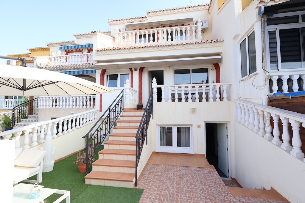 RENOVATED SEMI-DETACHED VILLA WITH INDEPENDENT APARTMENT AND LARGE COMMON AREAS IN RESIDENCIAL TORREALMENDROS, TORREVIEJA