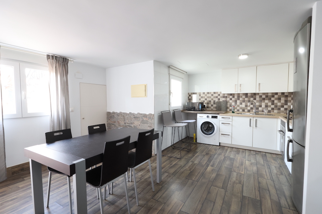 CHALET PAREADO REFORMADO CON APARTAMENTO INDEPENDIENTE Y AMPLIAS ZONAS COMUNES EN RESIDENCIAL TORREALMENDROS, TORREVIEJA