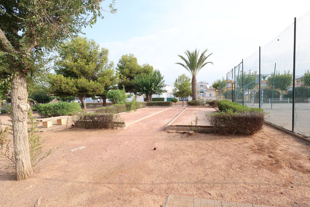 GERENOVEERDE HALFVRIJSTAANDE VILLA MET VRIJSTAAND APPARTEMENT EN GROTE GEMEENSCHAPPELIJKE RUIMTES IN RESIDENCIAL TORREALMENDROS, TORREVIEJA