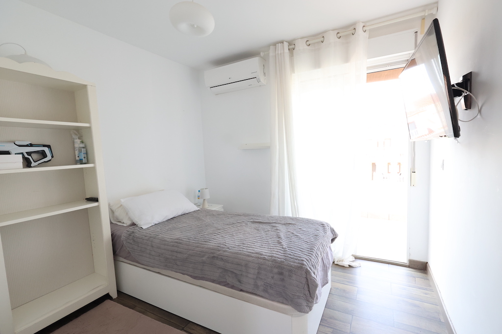 CHALET PAREADO REFORMADO CON APARTAMENTO INDEPENDIENTE Y AMPLIAS ZONAS COMUNES EN RESIDENCIAL TORREALMENDROS, TORREVIEJA