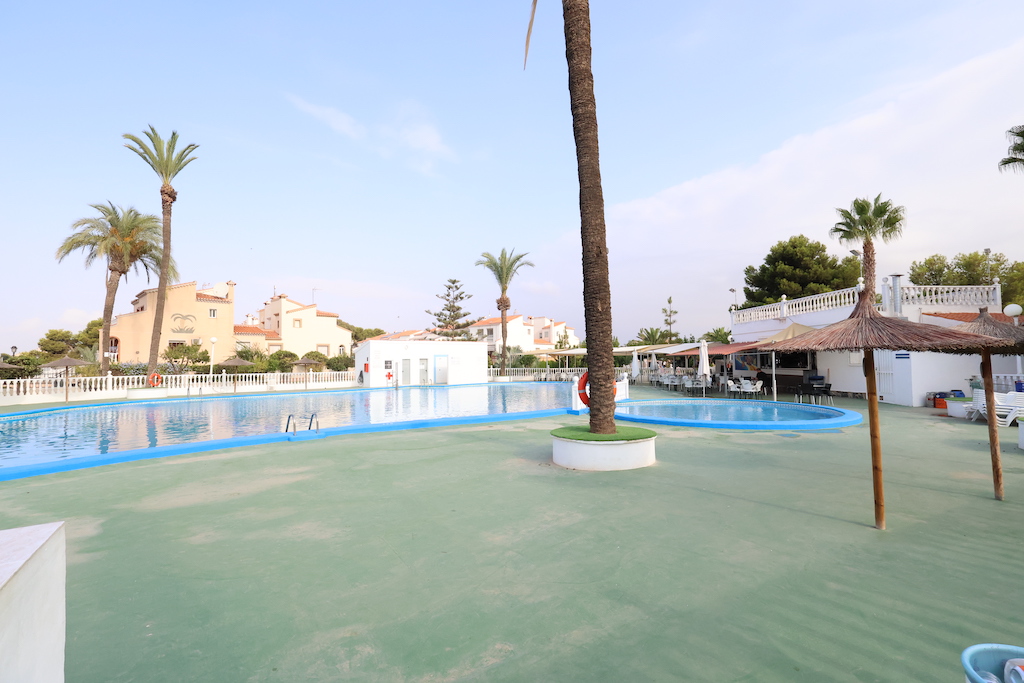 VILLA BIFAMILIARE RISTRUTTURATA CON APPARTAMENTO INDIPENDENTE E AMPI SPAZI COMUNI IN RESIDENCIAL TORREALMENDROS, TORREVIEJA