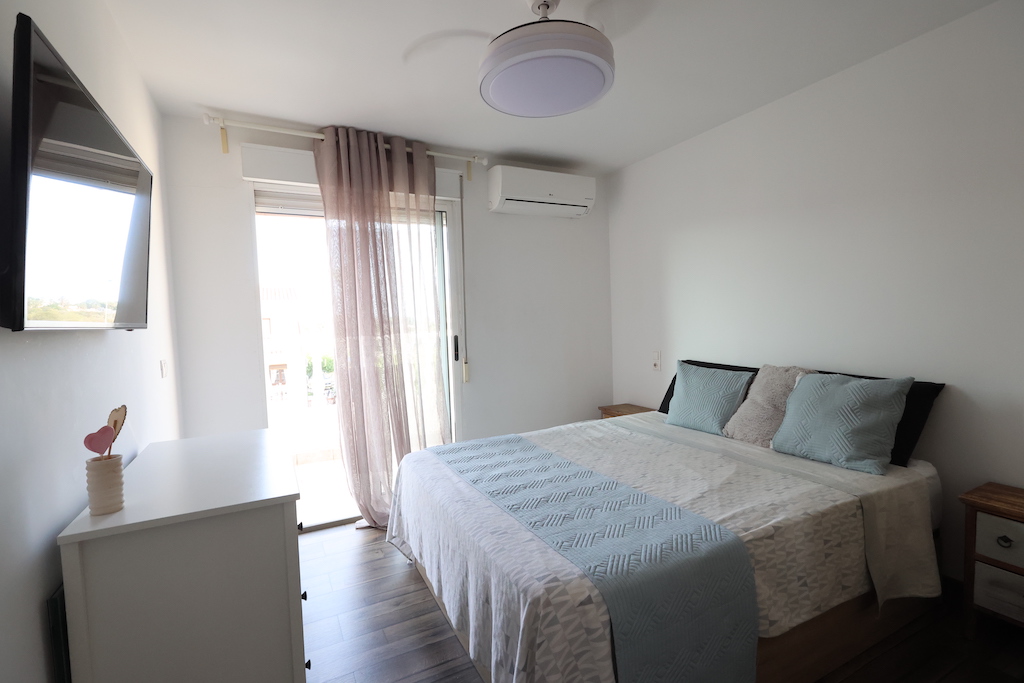 CHALET PAREADO REFORMADO CON APARTAMENTO INDEPENDIENTE Y AMPLIAS ZONAS COMUNES EN RESIDENCIAL TORREALMENDROS, TORREVIEJA