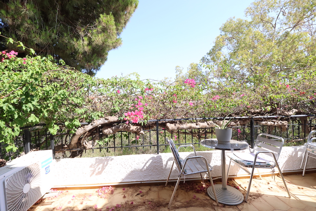 DUPLEX RÆKKEHUS MED KÆLDER OG TERRASSE I CABO ROIG, KUN 350 METER FRA STRANDEN