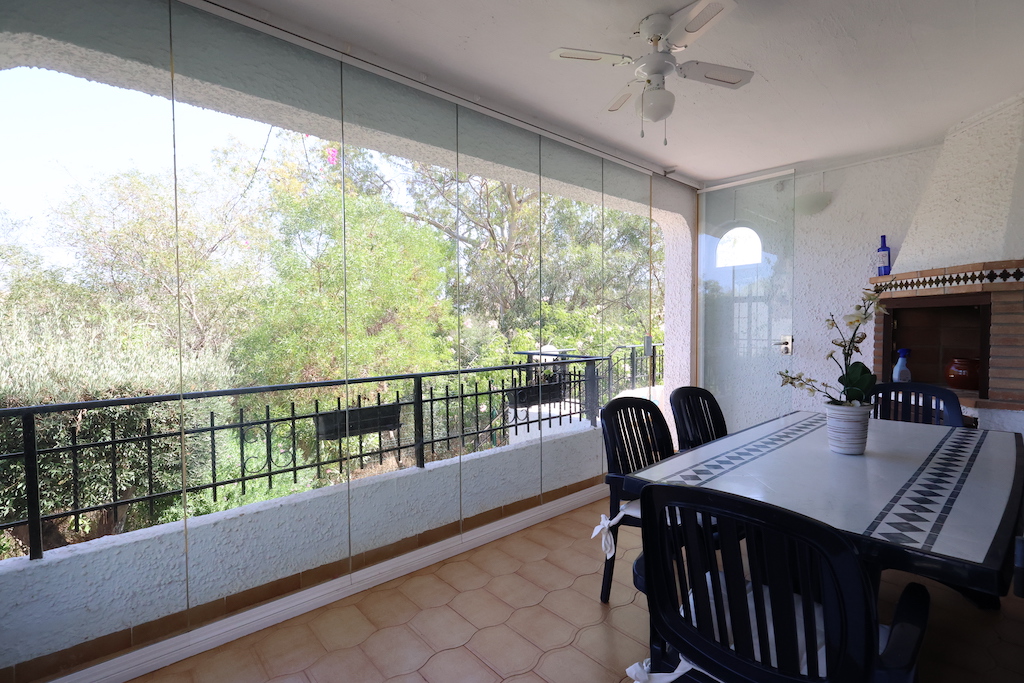 DUPLEX RÆKKEHUS MED KÆLDER OG TERRASSE I CABO ROIG, KUN 350 METER FRA STRANDEN